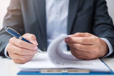 Homme vérifiant le contenu d'un contrat